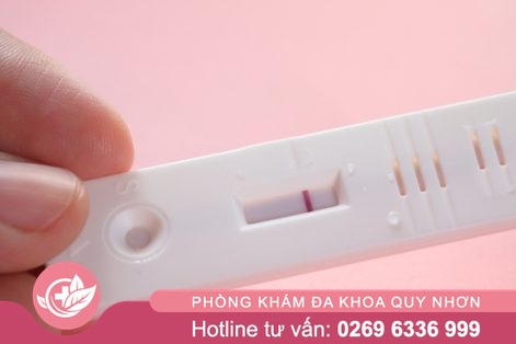 Trễ kinh 40 ngày thử que 1 vạch là bị gì?
